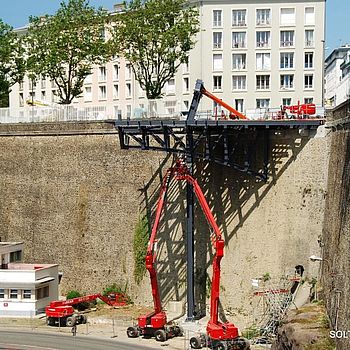 Plateforme de travail pour la construction d'une des gares du téléphérique de Brest