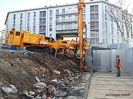 Forage vertical pour la mise en place des tirants verticaux dans le cadre du chantier d'une des gares du téléphérique de Brest